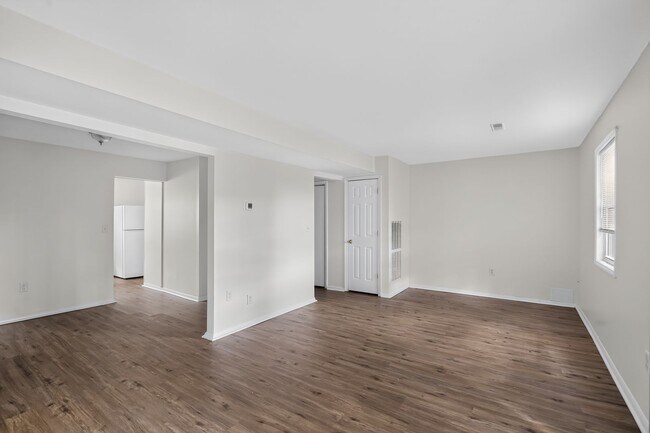 Building Photo - Available 3 Bedroom 1.5 bath Townhouse in Fredericksburg, Stafford County