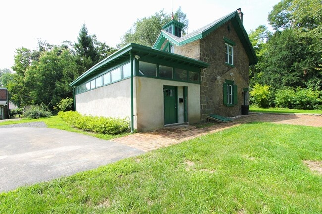 Building Photo - 5925-31 Devon Pl