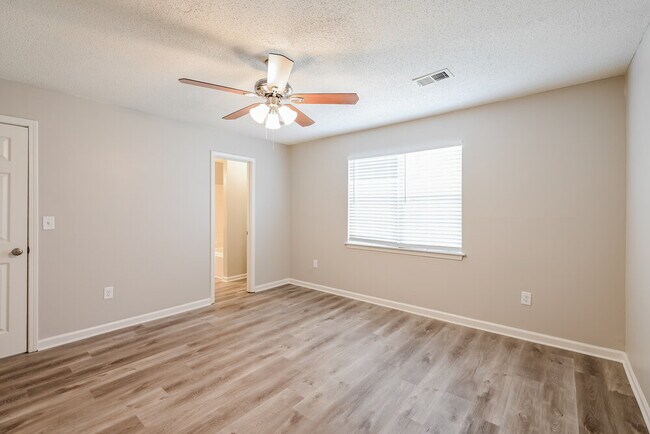 Building Photo - 6662 Wildwood Ct