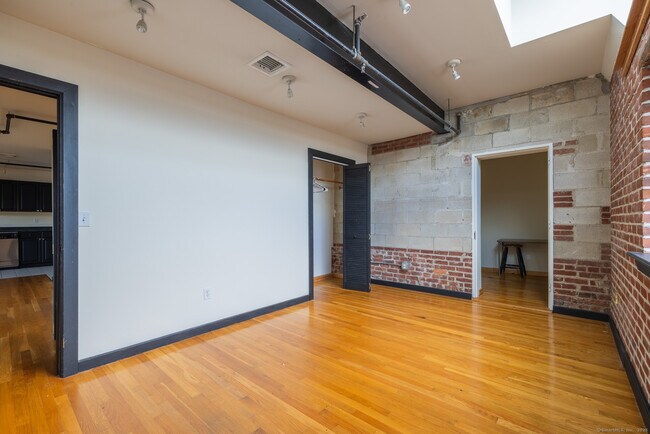 Building Photo - 325 Myrtle Ave