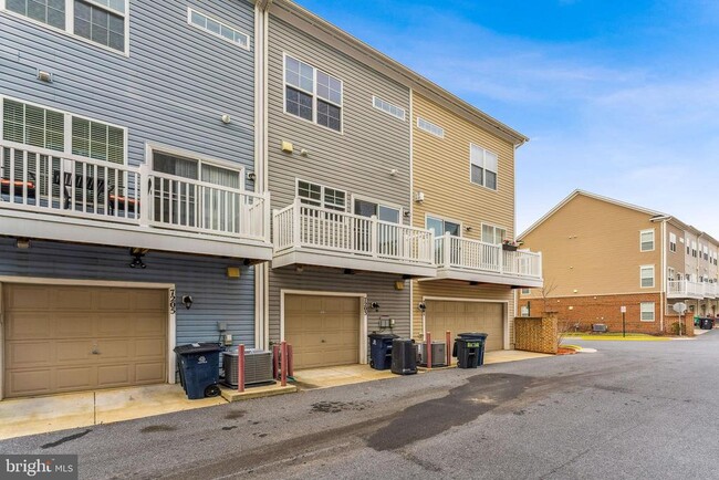 Building Photo - 7203 Silver Thorn Way