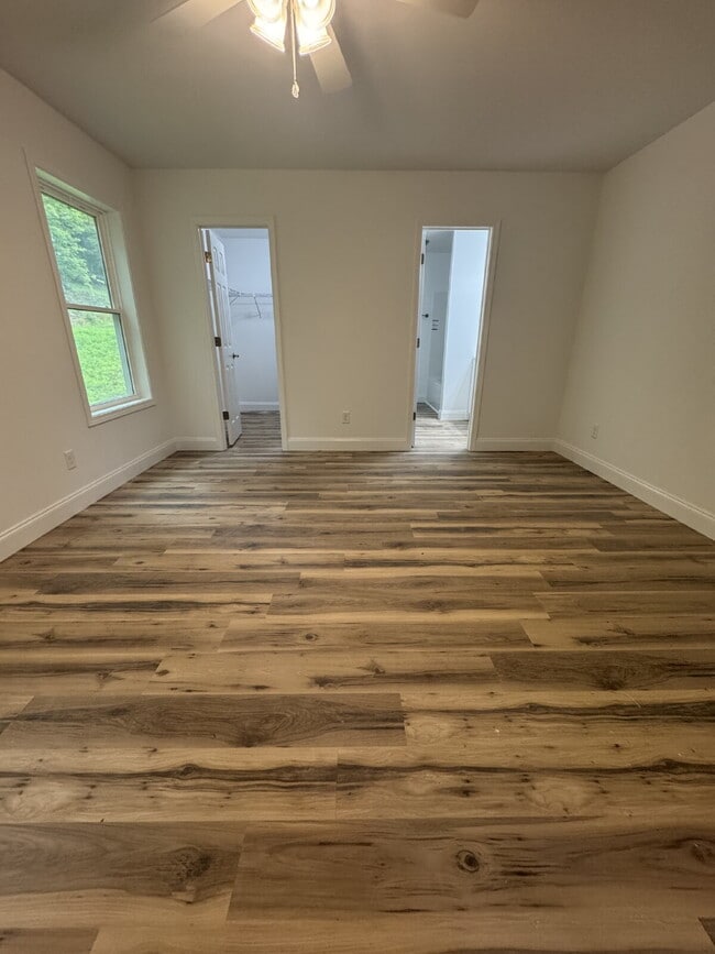 Building Photo - "Charming 3-Bedroom Retreat with 2 Full Ba...