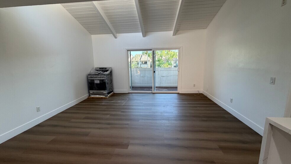 Building Photo - 10331 Lindley Ave