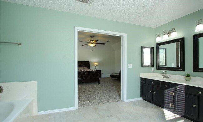 Building Photo - 11303 Golden Ray Dr
