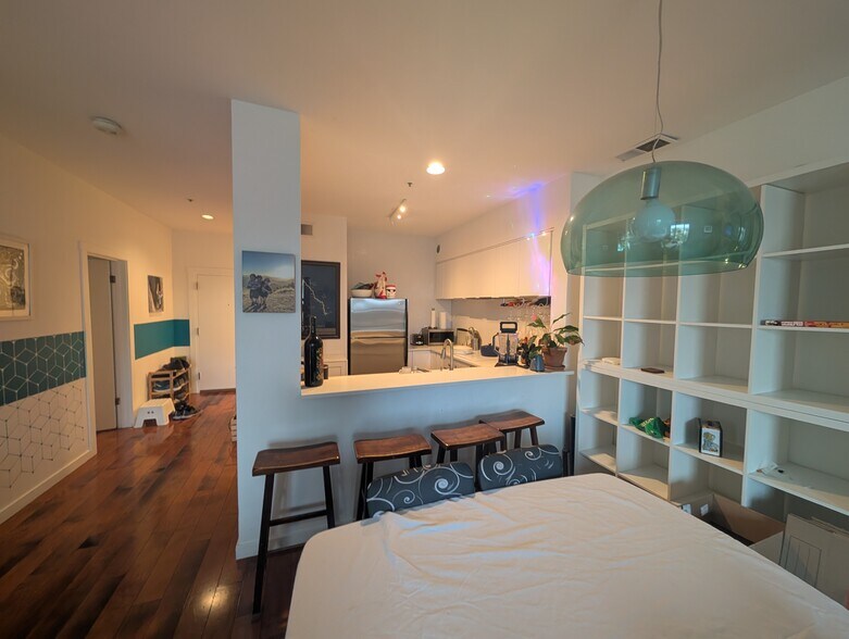 Kitchen Bar and dining - 97 E Saint James St