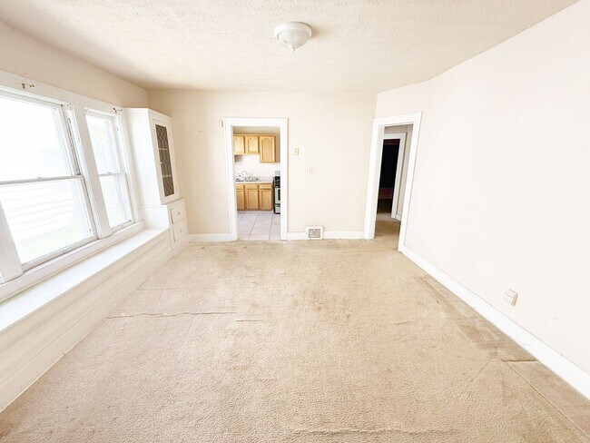 Building Photo - 4921 E 85th St