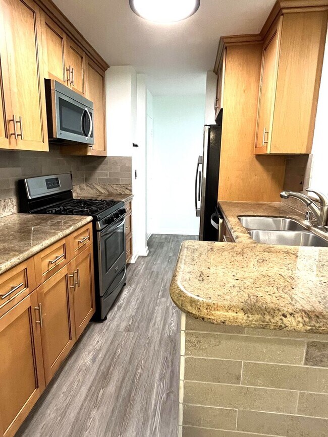 Building Photo - CHARMING 1BD/ 1BA AVAILABLE IN MISSION VAL...