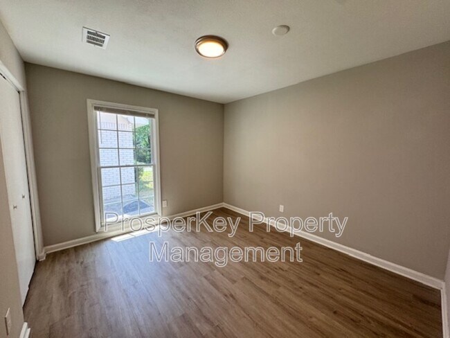 Building Photo - 4814 Fairview Dr