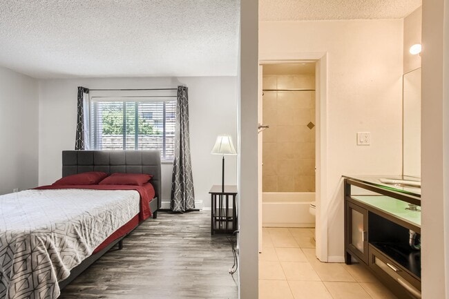 Building Photo - Spacious 1 Bed 1 Bath in the heart of Holly Hills. LEASING SPECIAL SEE INFO BELOW