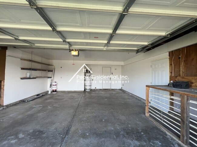 Building Photo - Spacious 4bd/2ba House with 2 Car Garage