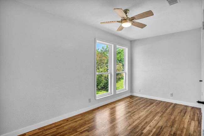 Building Photo - 705 E 9th Ave