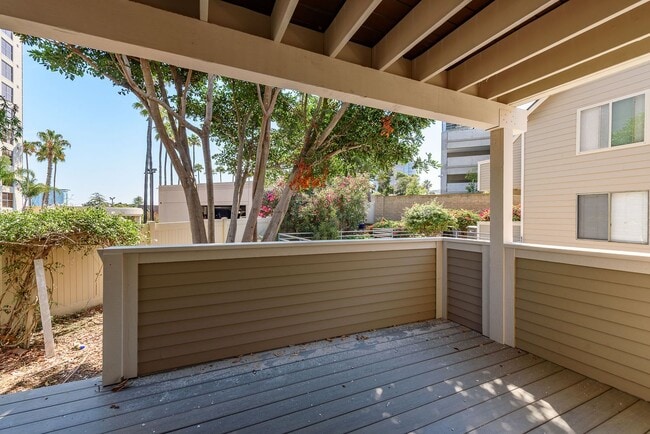 Building Photo - Convenient, Spacious Townhome for Rent in ...