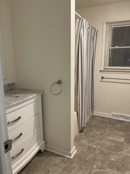 Full bath - 134 E Chapel Ave