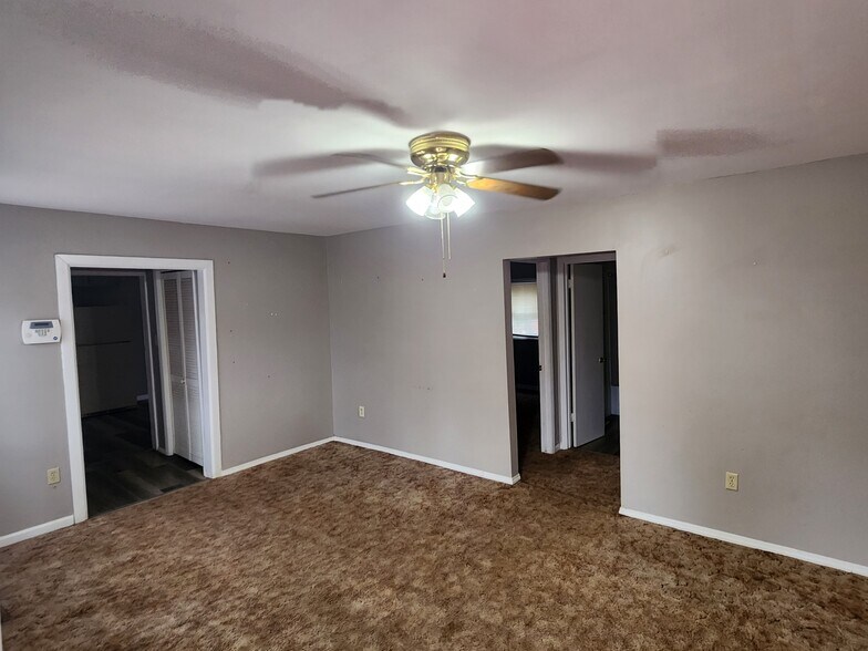 Building Photo - 205 Cedar St