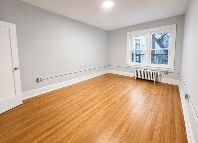 Building Photo - 515 W 7th St