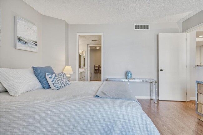 Building Photo - 690 Island Way