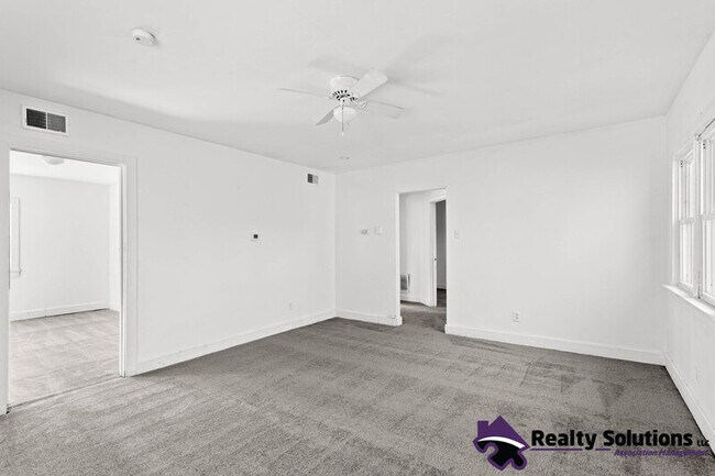 Building Photo - 118 E Del-A-Vue Ave