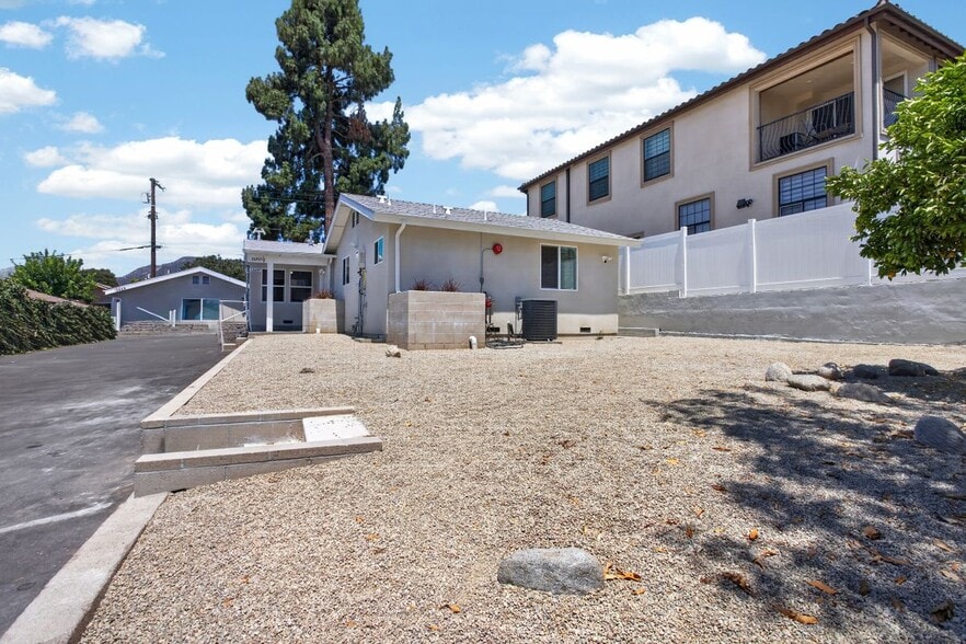 Building Photo - 13247 1/2 Raven Street