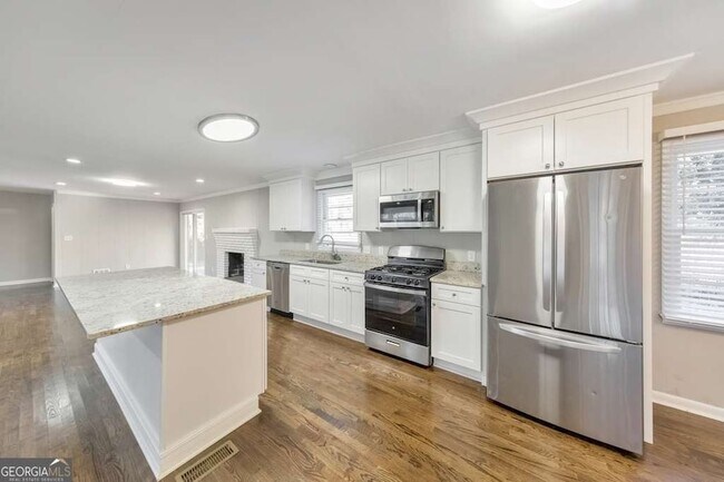 Building Photo - 909 Rosedale Dr