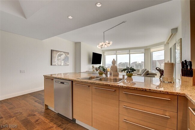 Building Photo - 222 Karen Ave