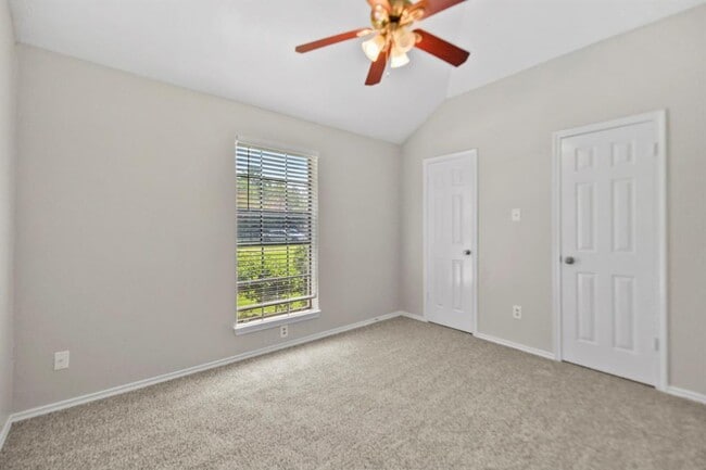 Building Photo - 2035 Woodhue Dr