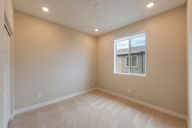 Building Photo - Newer townhome rental located in the gated One Seven Eight community!