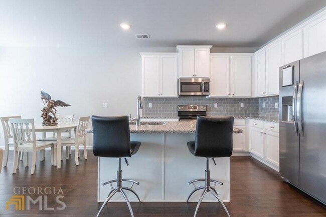 Building Photo - 3506 Lakeview Crk