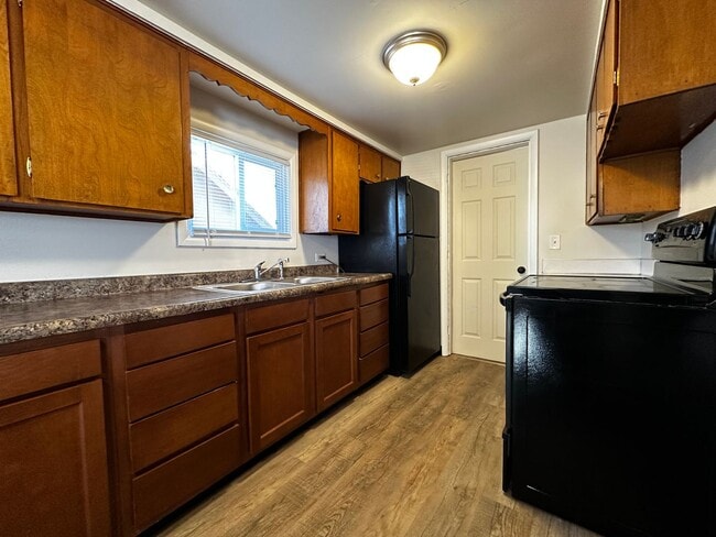 Building Photo - Recently Renovated 3 Bedroom 1 Bath Single...