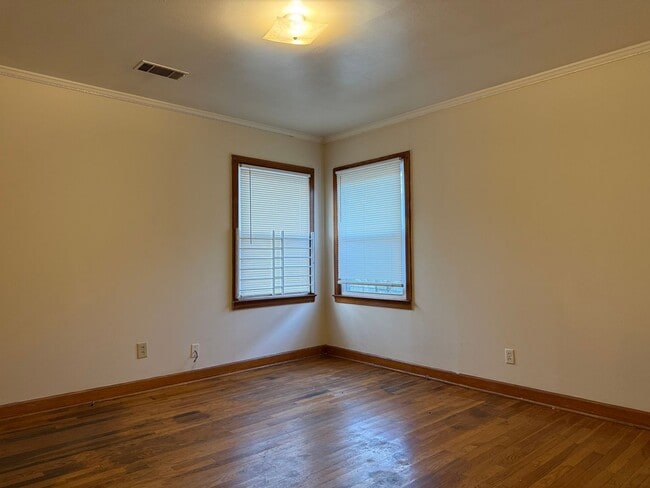 Building Photo - 1914 S Van Buren St