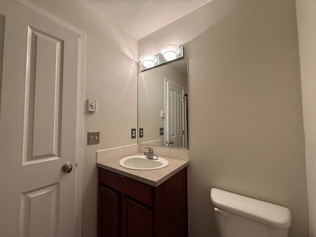 Building Photo - 2 Bed, 3 Bath in Cordata Neighborhood