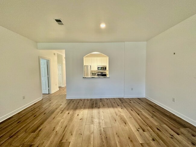 Building Photo - 126 S Shore Dr