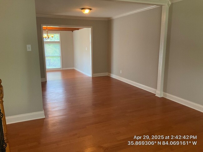 Building Photo - 3 Bedroom / 2.5 Bath House Available Now