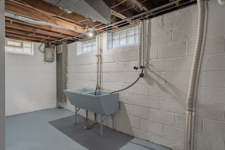 Building Photo - 6006 Ridgewood Ave