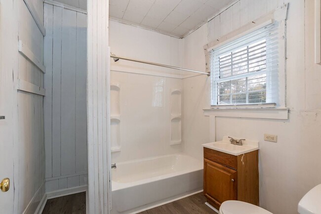 Building Photo - 1325 Clark St