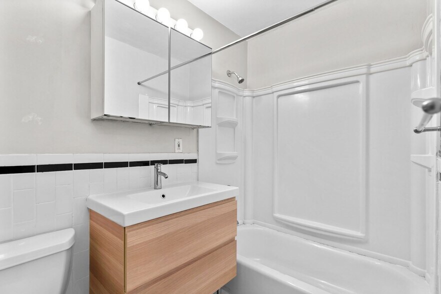 Building Photo - 804 Centre St