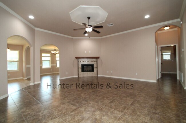 Building Photo - Evergreen Estates Beauty!