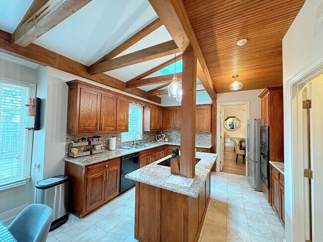 Building Photo - Beautiful Furnished home off Perkins Rd.