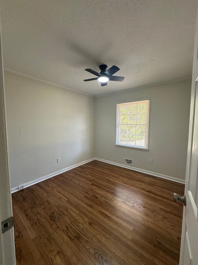 Building Photo - 3 bedroom home near Wire Park