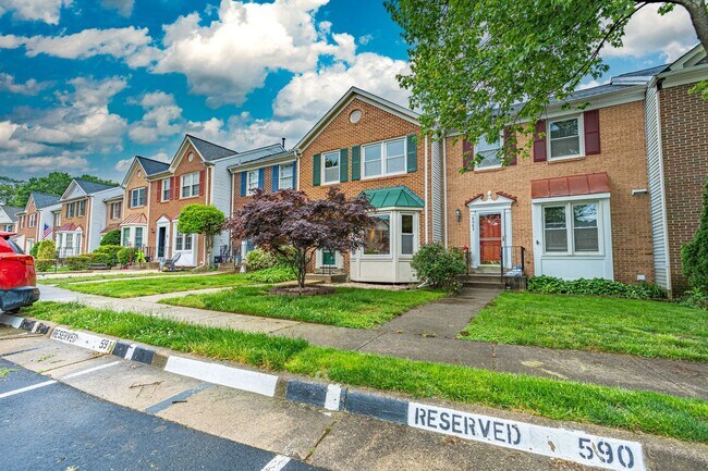 Building Photo - Fantastic townhome in Alexandria