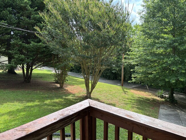 Building Photo - 119 N Clover Hill Ridge Rd