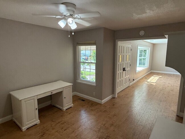 Building Photo - Massive 4-Bedroom home in Quiet Green Vall...