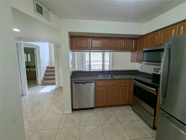 Building Photo - 15201 Glenmoor Dr