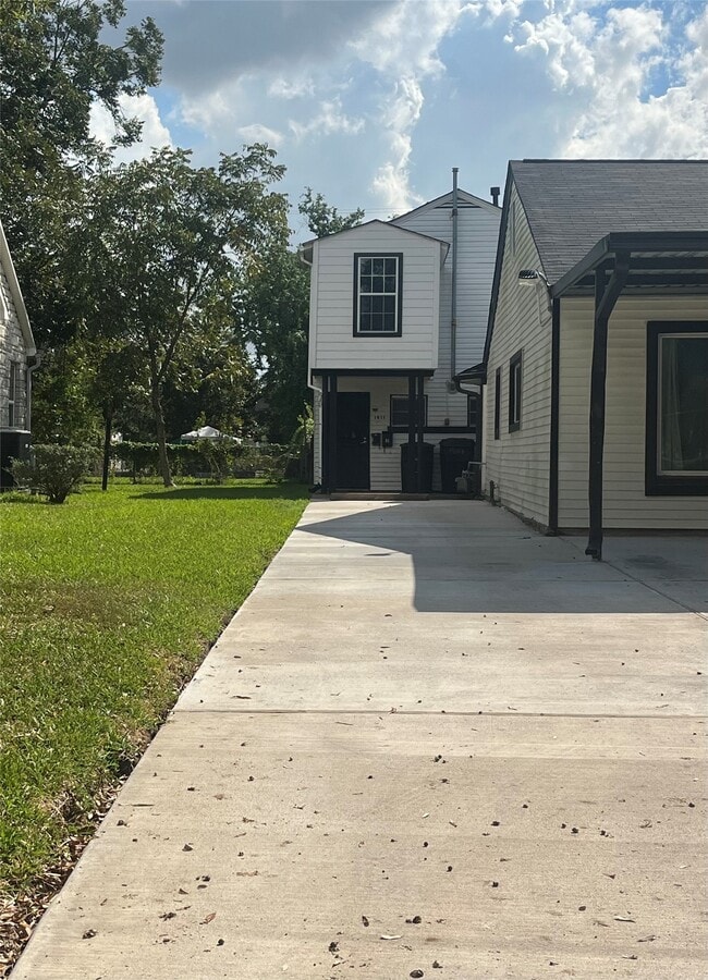 Building Photo - 1911 Forest Hill Blvd