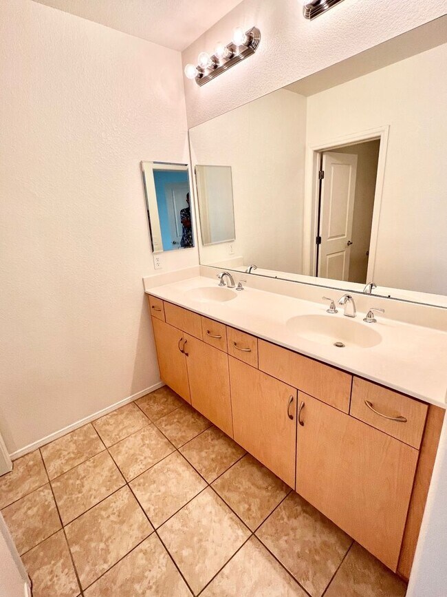 Building Photo - 3bd 3bth Gated