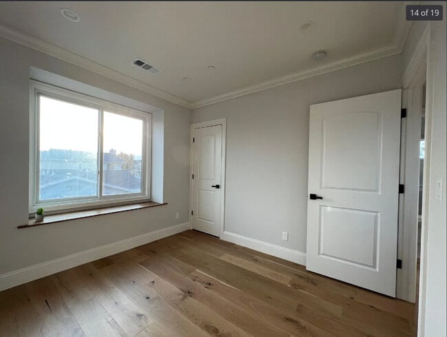 Building Photo - 661 Hampshire Ave