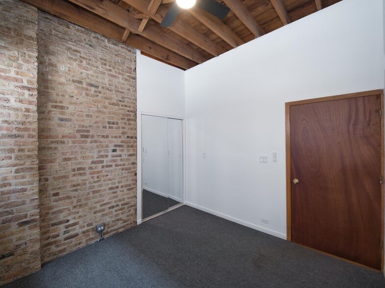 Building Photo - 2849 W Belmont Ave