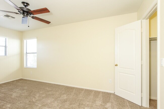 Building Photo - 1360 E Clifton Ave