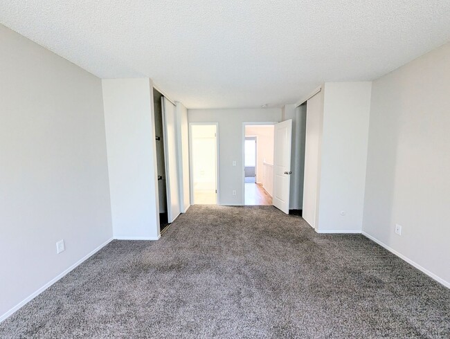 Building Photo - 2 Bedroom in Great Location