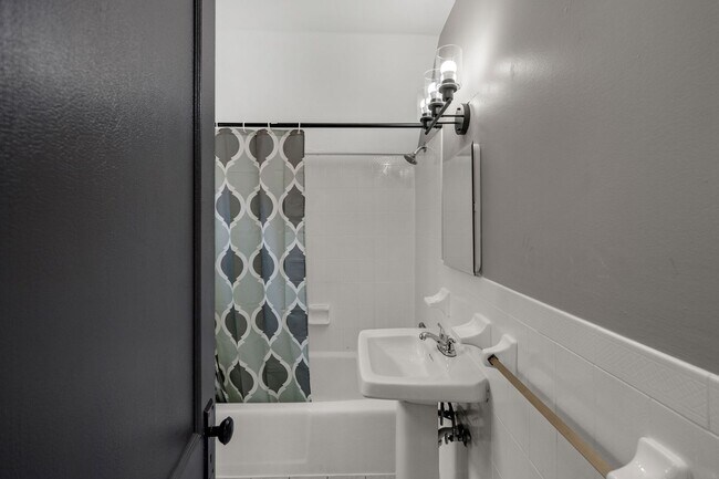 Building Photo - SCORE 1ST MONTH'S RENT FREE IF SIGNED BY APRIL 10! Spacious 3 bedroom home in Mt. Oliver availabl...