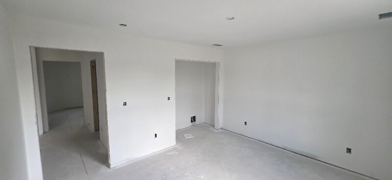 Building Photo - 2975 E Valley Rd